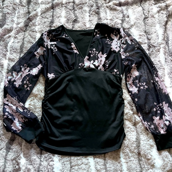 Tops - SOLD ⚜️5 for $20 ⚜️ Floral Mesh Sleeve Top